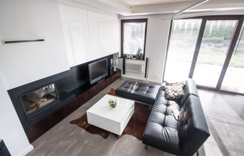 Kominek nadaje przytulności prostemu wyposażeniu salonu.