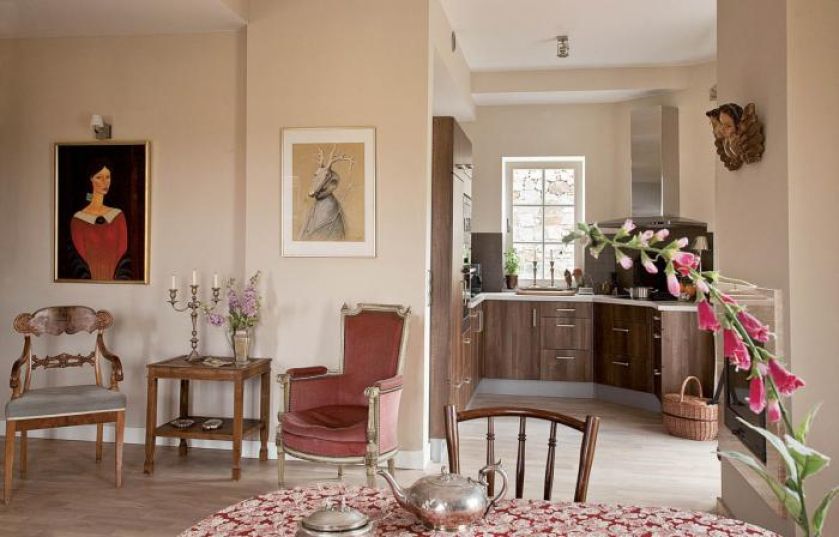 Kuchnia łączy się z salonem. Dom gościnny