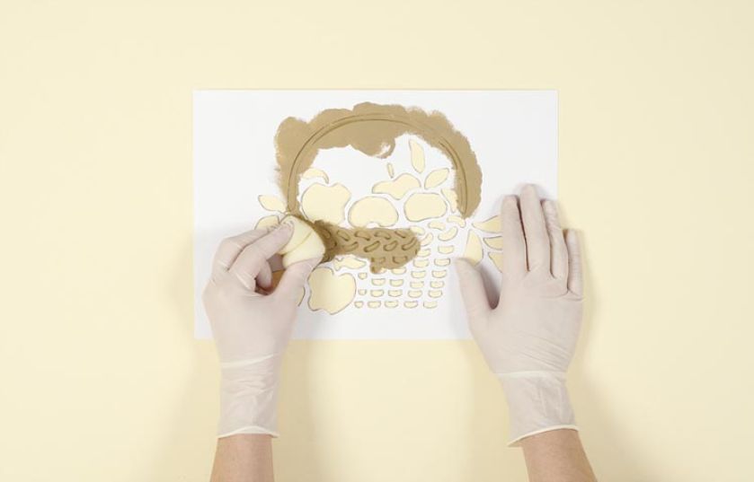 Malowanie zaczynamy od największych elementów wzoru.