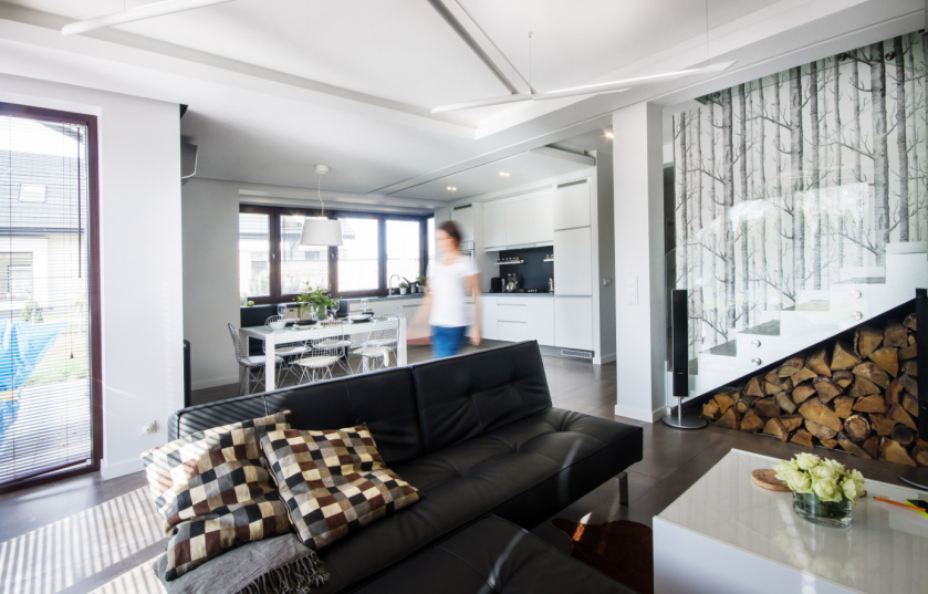 Naturalne dodatki przełamują surową i minimalistyczną stylistykę.