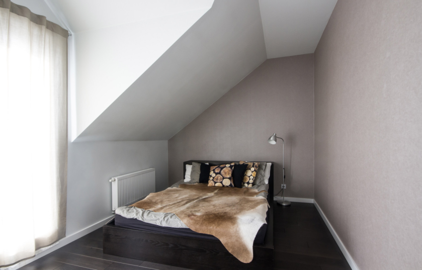 Sypialnia na piętrze. Jak urządzić dom pełen przestrzeni