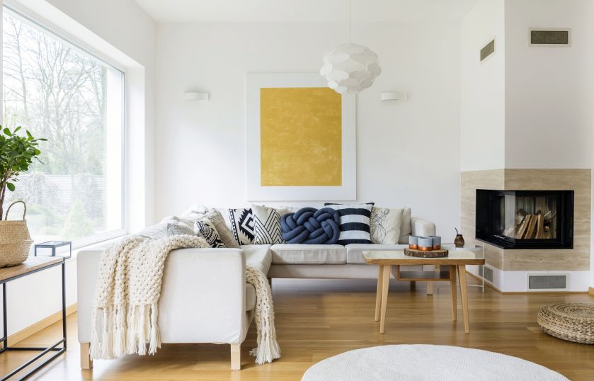 ściana z obrazem w salonie