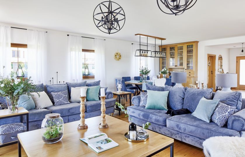 salon z drewnem i niebieskimi dodatkami