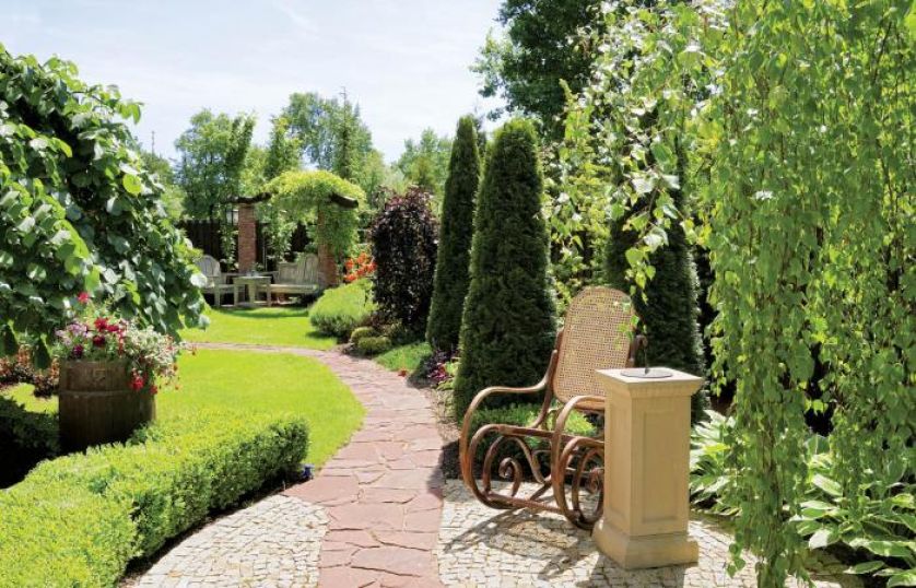 Kamienny zegar stoi w najbardziej nasłonecznionej części ogrodu.