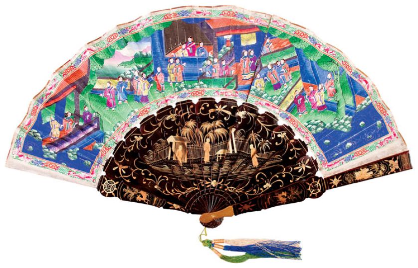 Wachlarz papierowy, malowany gwaszem. Na awersie scena figuralna w posiadłości chińskiego dostojnika. Stelaż