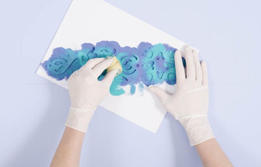 Zamaluj elementy wzoru najpierw najciemniejszym kolorem, potem podkoloruj jaśniejszą niebieską farbą. Na koniec