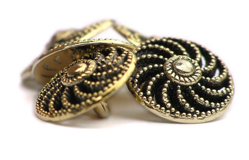 Złote guziki, fot. Shutterstock.com. Guzik z pętelką