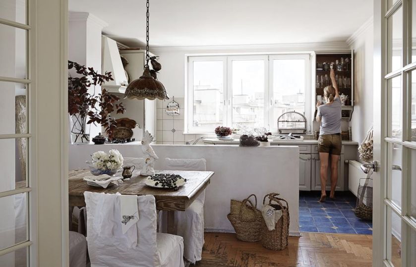 Ćmy z trąbkami, kraby, motyle, wróble mogą zdobić i dom, i wieczorową kreację. Katarzyna Woynowska maluje je jak przed