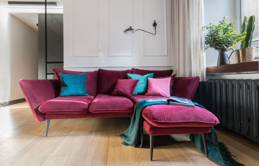sofa w kolorze fuksji w salonie