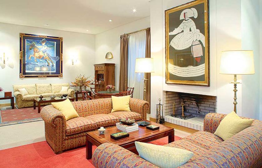 Wzorzyste kanapy dobrze wyglądają na gładkim dywanie.