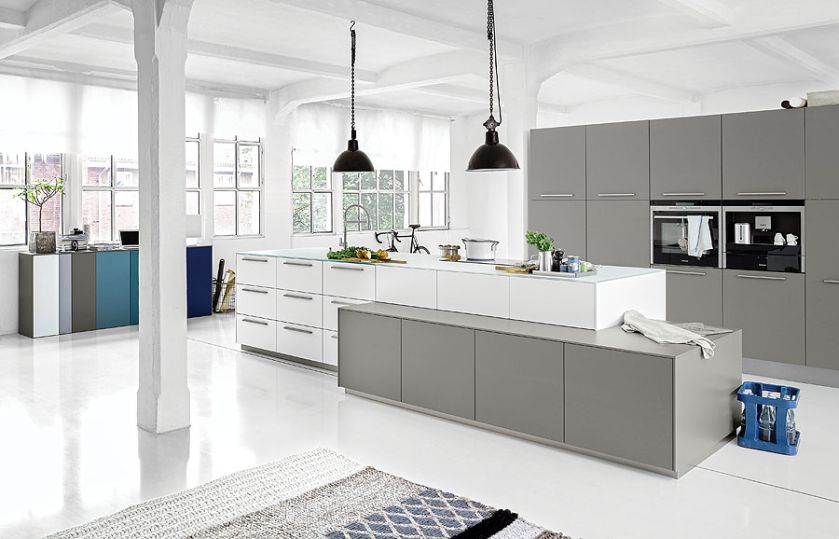 Z rozbudowaną wyspą w kolorze arktycznej bieli kwarcowej szarości, NOLTE KUCHEN