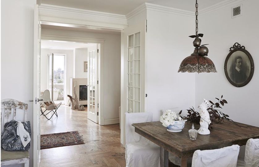 Ćmy z trąbkami, kraby, motyle, wróble mogą zdobić i dom, i wieczorową kreację. Katarzyna Woynowska maluje je jak przed