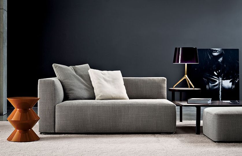 Donovan przypomina XIX-wieczną sofę baigneuse. MINOTTI