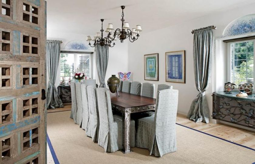 Obite nogi stołu. W ogrodzie sztuki