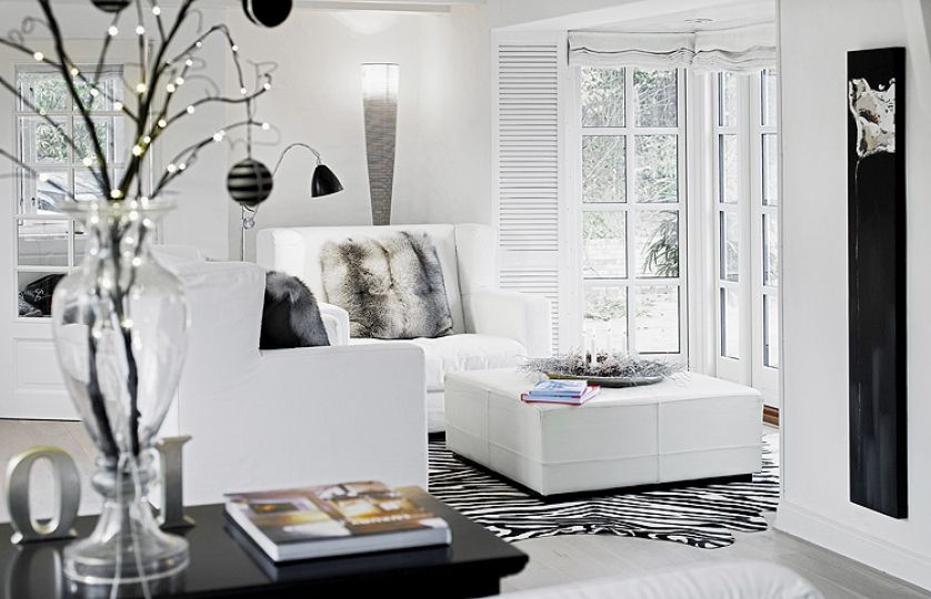 Sufity z belkami i bielony dąb na podłodze. W całym dmu jest prosto, ale elegancko.