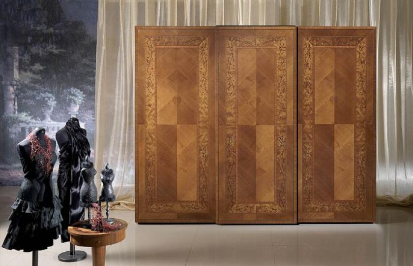 Szafa Roseto od Carpanelli ma ponad 700 intarsji (43 950 zł). PATT MEBEL