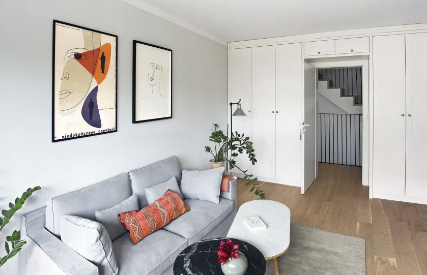 szary salon z białymi meblami