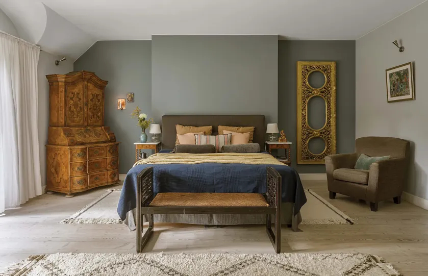sypialnia z charakterem pełna sztuki i rzemiosła