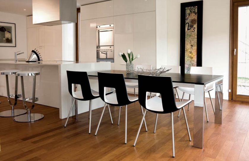 Krzesła Nine Eighteen mają siedziska z elastycznej pianki. Cena - od 1065 zł. Rozkładany stół 813 kosztuje od 19