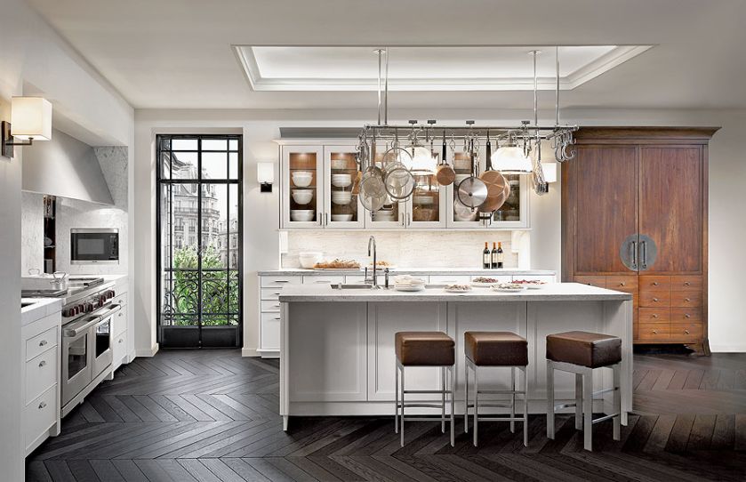 Z hokerami jak w amerykańskim barze. Praktycznym rozwiązaniem jest podwieszana kratka – i wszystko pod