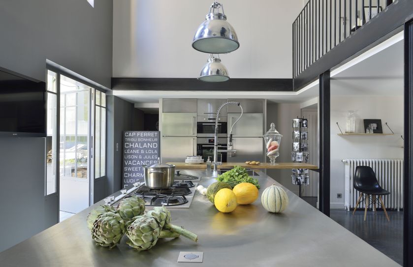 W kuchniach restauracyjnych montuje się blaty ze stali nierdzewnej. Fot. Germain Suignard/Photofoyer (Weranda 8/2016)