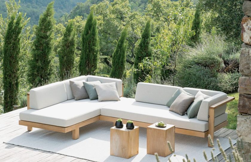 PURE CORNER GARDEN SOFA, z jawajskiego teku, poduchy odporne na niepogodę, ok. 25 000 zł, TRIBÙ.