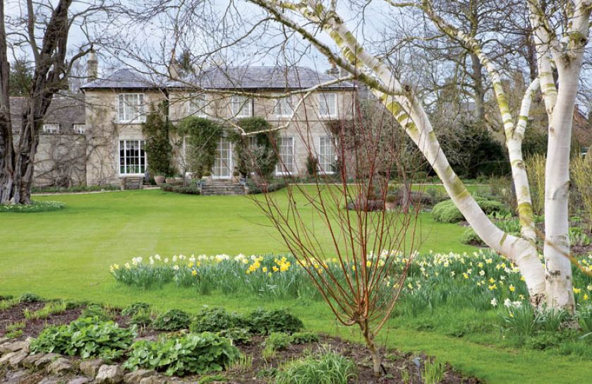 Ann i Tom kupili dwustuletni budynek, bo urzekły ich okoliczne pejzaże, w sam raz na wspaniały ogród.