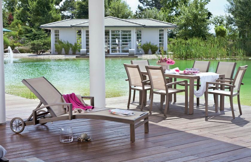 Drewniany leżak Manati Siam kosztuje 5199 zł. Do kompletu rozkładany stół (999 zł) i krzesła (1049 zł/szt.). KLUSEX