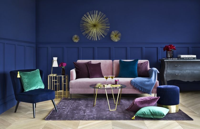 granatowe ściany w salonie