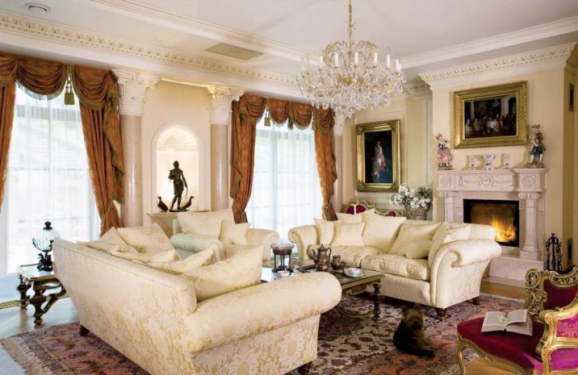 Kanapy, tkaniny, zasłony sprowadzono z Anglii.