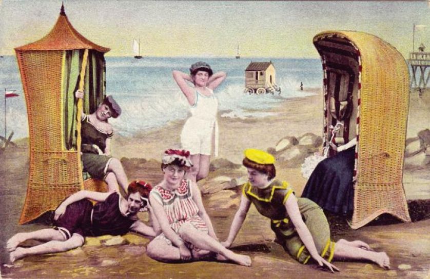 Kobiety na plaży, pocztówka z międzywojnia, fot. FORUM