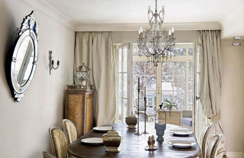 Krzesła w jadalni właściciele znaleźli na brokantach podczas wakacji, które spędzili we Francji.