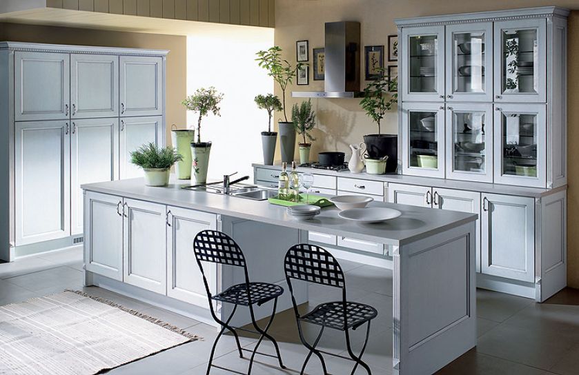 Ma dębowe fronty patynowane na biało i fazowane szybki w nadstawce. ATLAS KUCHNIE