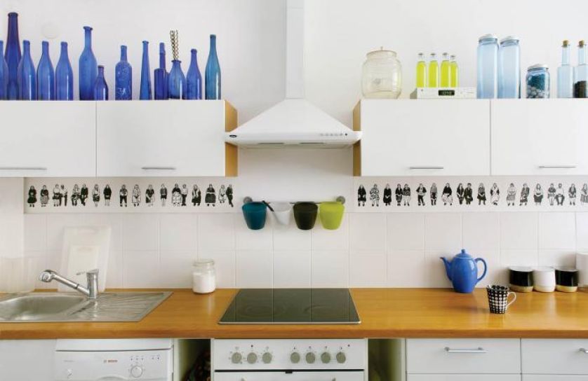 Sylwetki ludzi jako element ozdobny.