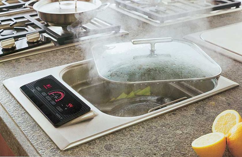 Za ruszt firmy Wolf pokryty czarną porcelaną zapłacimy 6900 zł, a za parowar - 9200 zł. ART DE VIVRE