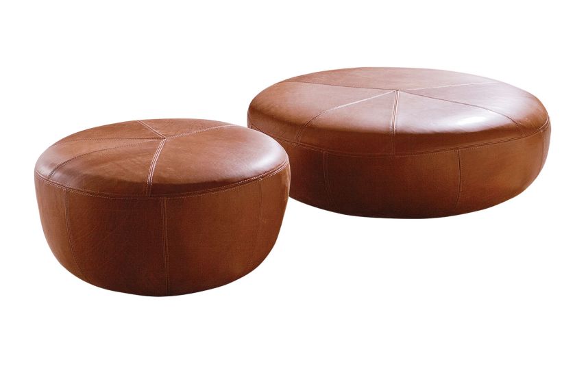 Skórzane pufy 10th Clove zaprojektowane przez Massima Castagnę dla włoskiego producenta Extety, agent na Polskę: