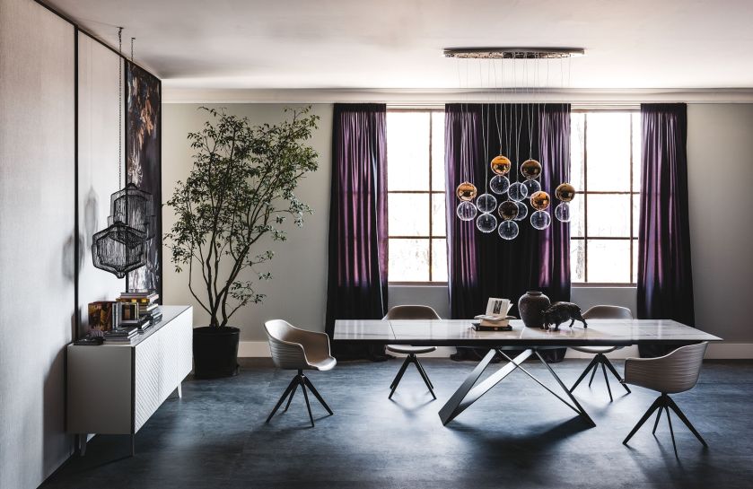 30 stołów do jadalni z blatami z drewna, kamienia i szkła