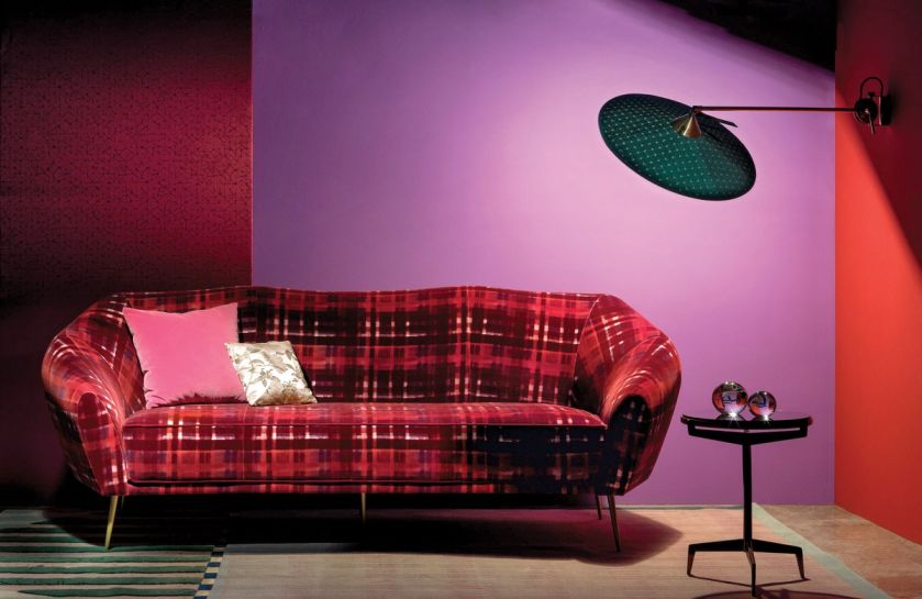 Na ścianie żakardowa tkanina Vermeer na sofie welwet Macallan w kratę na poduszkach żakard Funny Girl oraz różowy aksamit