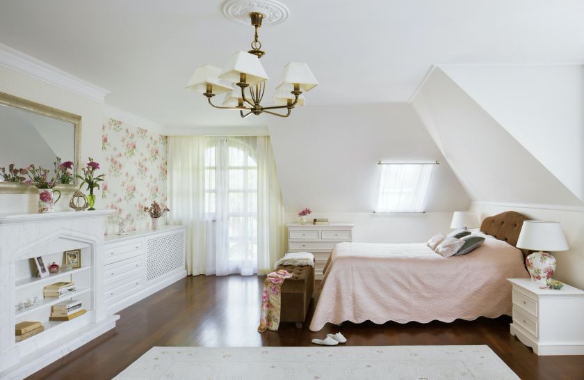 sypialnia na poddaszu ze skosami