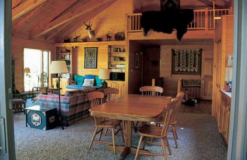 Dużo drewna, ludowe rękodzieło i myśliwskie trofea...