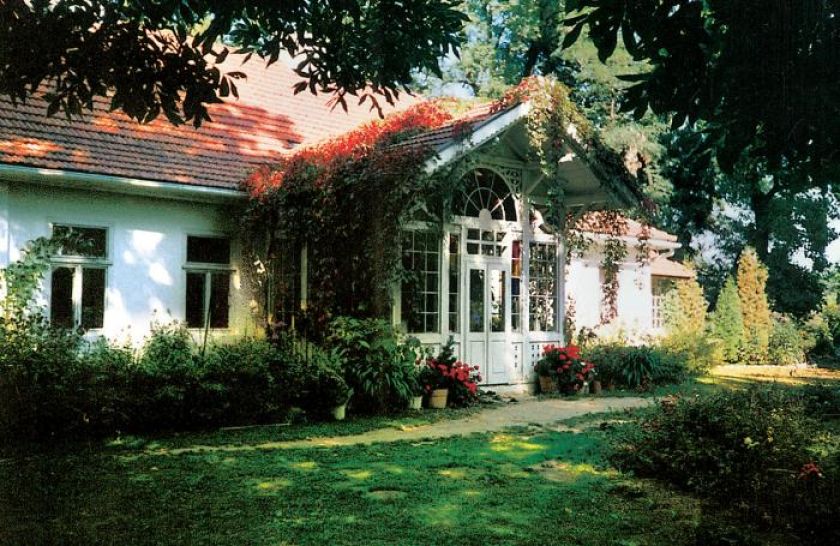 Dworek otaczają rośliny, nadając mu niesamowitego uroku.