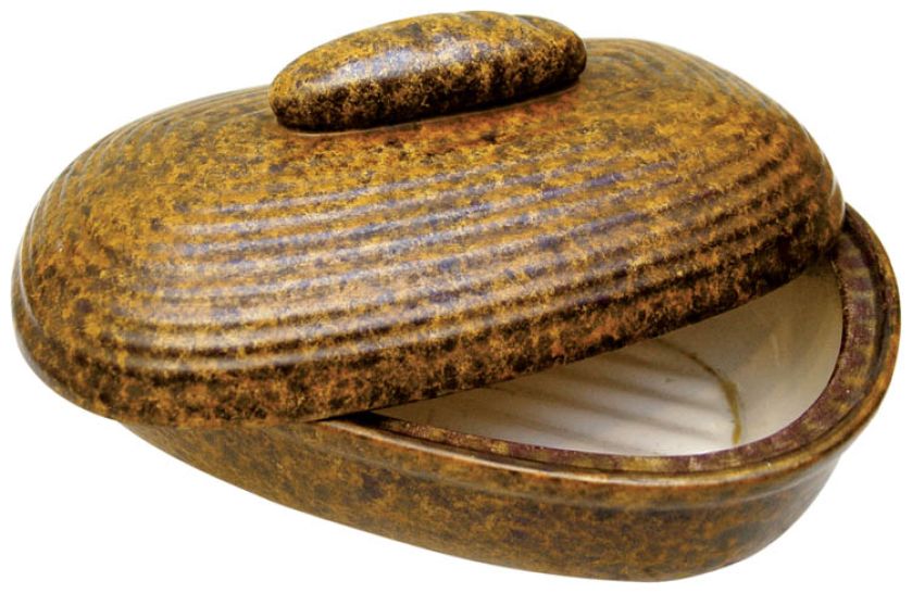 Gliniany kosz z przykrywką z okresu międzywojennego, fot. Hubert Bierndgarski/MUZEUM CHLEBA W USTCE, WWW.MUZEUMCHLEBA.PL