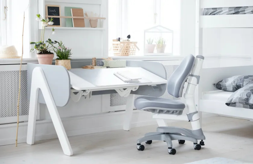 szare krzesło do biurka na kółkach