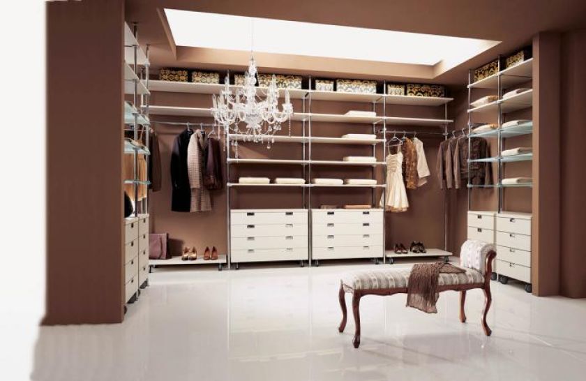 Tę garderobę zrobiono z chromowanych rurek, drążków i półek - szklanych i drewnianych. KOMANDOR