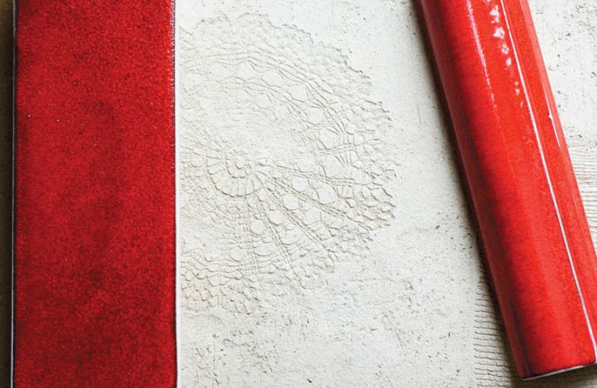 Za kafle z koronkową serwetką Krystyna Kaszuba-Wacławek dostała nagrodę Prodeco.