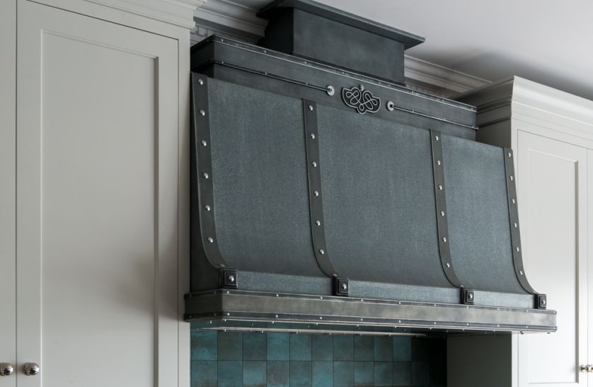 Absolutnie wyjątkowe wrażenie robi ręcznie kuty okap, fragmentami trawiony, albo polerowany wykonany przez