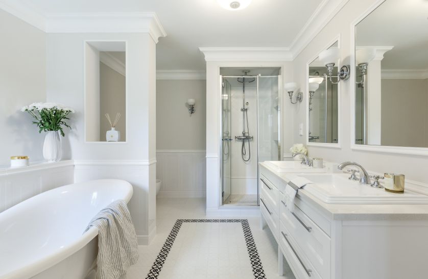 Eleganckie, klasyczne wnętrza urządzono w niezwykłym domu w Szczecinie. Przypomina włoskie palazzo, tylko w bardziej