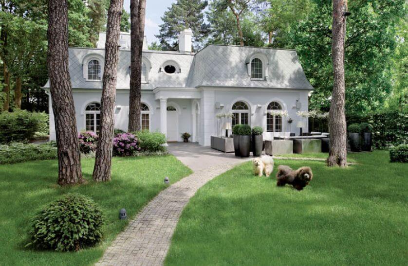 Choć rezydencja z zewnątrz przypomina francuską willę, prawdziwie angielskie ma meble i oczywiście trawnik.