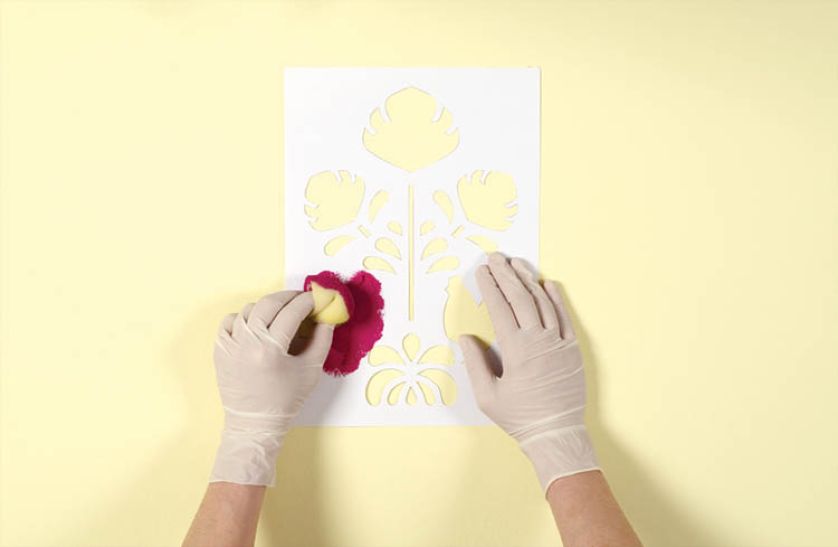 Malowanie zaczynamy od wypełnienia kolorem największych elementów wzoru.