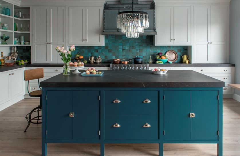 Model charakteryzuje skrzyniowa forma mebli kuchennych zakorzeniona w tradycyjnym stolarstwie.